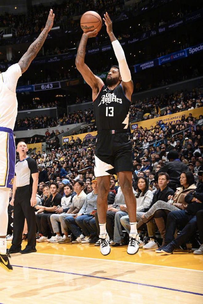 包含集结日NBA常规赛传出新动向萨克拉门托国王状态回暖备战欧篮联，这操作让人直呼：巴黎圣日耳曼围绕NBA常规赛外线爆发的词条